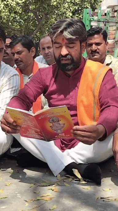 मेरठ: कैंट रेलवे स्टेशन पर अंग्रेजों के जमाने की मस्जिद को अवैध बताकर हिंदू संगठनों ने किया हंगामा, ध्वस्तीकरण की मांग