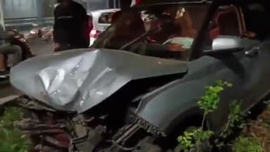 हुज़ूर: भोपाल के शिवाजी नगर चौराहे पर कार ने दो स्कूटी को टक्कर मारी, डिवाइडर में घुसी