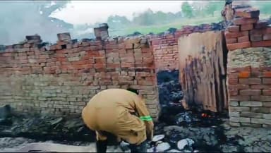 *ब्रेकिंग News बस्ती...*

लालगंज थाना क्षेत्र के इस्माइलपुर गांव में शॉर्ट सर्किट की वजह से भीषण आग लग गई।
#viralnews