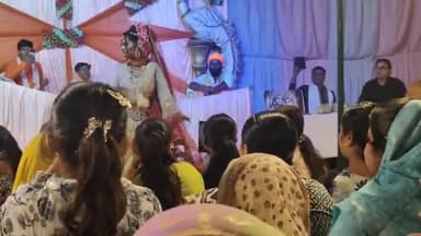 धनौरा: गजरौला के मोहल्ला लक्ष्मी नगर में भागवत कथा के दौरान कलाकारों ने दिखाई झांकियां, पुलिस रही तैनात