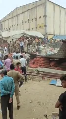 संभल में गिरा कॉल स्टोर 21 लोगो की मौत 
#trendingnow #sambal