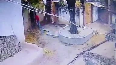 झांसी: सितोरा गांव में दबंगों ने महिला के घर के दरवाजे पर लाठी और लोहे की रोड मारी, वीडियो वायरल, पीड़िता ने SSP को दी शिकायत