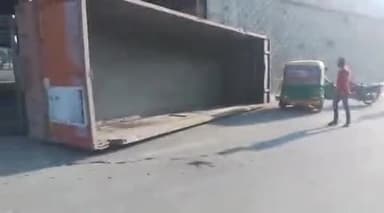 चंदौली: जेठमलपुर समीप अंडर पास के नीचे अनियंत्रित होकर पलटी डंपर, चालक की जान बाल-बाल बची