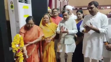 झांसी: दीनदयाल सभागार में '8 साल बेमिसाल' कार्यक्रम में बेबीरानी मौर्य ने कहा, राहुल गांधी संविधान की किताब लेकर घूमते हैं