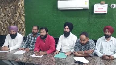 पूरनपुर: घुंघचाई चौराहे पर होटल में प्रेस कॉन्फ्रेंस के दौरान जिला महामंत्री वोले ने पुलिस पर विकास दुवे पैदा करने का आरोप लगाया