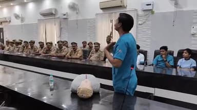 हरदोई: पुलिस लाइन सभागार में एसपी के निर्देश पर पुलिस कर्मियों के लिए निःशुल्क चिकित्सा शिविर का आयोजन किया गया