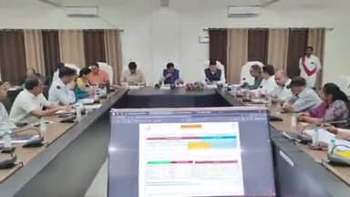 चंदौली: सीएम डैशबोर्ड की विकास कार्यों की समीक्षा बैठक कलेक्ट्रेट सभागार में संपन्न हुई
