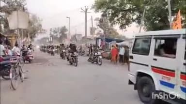 नानपारा: रिसिया के संवेदनशील क्षेत्रों का पुलिस क्षेत्राधिकारी ने पुलिस बल के साथ किया निरीक्षण, दिए आवश्यक दिशानिर्देश