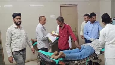 बांसवाड़ा: तलवाड़ा कस्बे के पास बाइक अनियंत्रित होकर गड्ढे में गिरी, दो युवकों को लगी चोट, एमजी अस्पताल में उपचार जारी