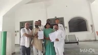 लखीमपुर: नगर पालिका अध्यक्ष ने सभासदों के साथ मानदेय, पेंशन और विकास निधि की मांग को लेकर सीएम को डीएम को सौंपा ज्ञापन