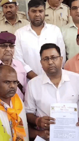 भरतपुर: सपा सांसद रामजीलाल सुमन का भरतपुर में विरोध जारी, 
विश्व हिंदू परिषद के कार्यकर्ताओं ने कलेक्टर को दिया ज्ञापन