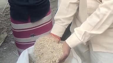 पीलीभीत: संडई व अभयपुर गांव में सरकारी सस्ते गल्ले की दुकान पर गेहूं की बोरी में निकल रही मिट्टी, जांच में जुटे अधिकारी