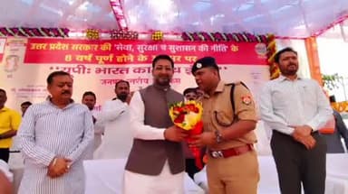 सुल्तानपुर: सुल्तानपुर जिले में अल्पसंख्यक कल्याण मंत्री ने लाभार्थियों को प्रमाण पत्र वितरित किए