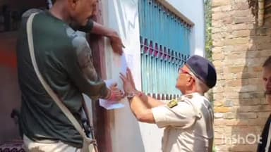 नावकोठी: नावकोठी पुलिस ने थाना क्षेत्र के दो वांछित नामजदों के घर इश्तिहार चिपकाए, 15 दिन में हाजिर होने का निर्देश