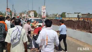 मुरैना नगर: VIP रोड पर बेजीपी कार्यालय के पास दो जेबकतरों को सीएम के काफिले के सामने पकड़ा गया और मारपीट की गई, वीडियो वायरल हुआ