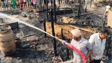 नानपारा: हरबंसी गांव में अज्ञात कारणों से लगी आग, दो दर्जन फूस के मकान जलकर हुए खाक