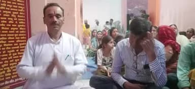 अखिल भारत हिंदू महासभा के पुरोहित पंडित गणेश गॉड हनुमान चालीसा का पाठ करते हैं जनकपुरी शिव मंदिर