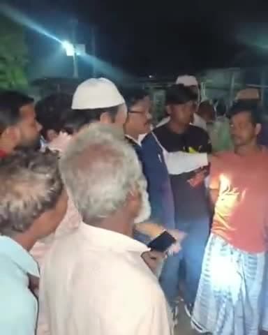 कोचाधामन: मजगामा वार्ड-5 में भीषण आग लगने के बाद पूर्व विधायक और जदयू के जिलाध्यक्ष ने घटनास्थल का दौरा किया