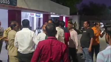 झांसी: प्रेमनगर थाने में दो पक्षों के बीच हुई कहा-सुनी और धक्का-मुक्की का वीडियो सोशल मीडिया पर हुआ वायरल