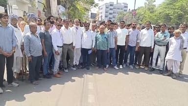 बड़गांव: मदार में मंदिर की प्रतिमा खंडित करने के विरोध में ग्रामीणों ने कलेक्ट्रेट पर किया प्रदर्शन