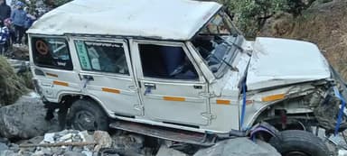 घाट: घाट रामणी मोटर मार्ग पर एक वाहन अनियंत्रित होकर गहरी खाई में गिरा, जिसमें सवार एक व्यक्ति की मौके पर मौत