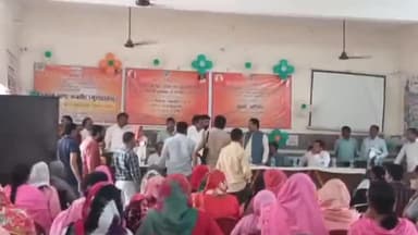 कांठ: छजलेट ब्लॉक सभागार में सुशासन दिवस के कार्यक्रम में पूर्व विधायक और ब्लॉक प्रमुख के बीच हुई हाथापाई