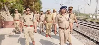 तुलसीपुर: चैत्र नवरात्रि की सुरक्षा तैयारी को लेकर पुलिस अधीक्षक ने भारी पुलिस बल के साथ किया निरीक्षण