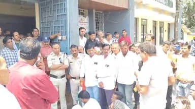 सीहोर जिले के #आष्टा में बिजली बिल की तानाशाही वसूली के विरुद्ध कांग्रेस द्वारा एसडीएम कार्यालय का घेराव कर इस वसूली को रोकने और किसानों की काटी गई लाइट चालू करने की मांग की गई. Dr Mohan Yadav Rahul Gandhi 
Jitu Patwari Umang Singhar Harish