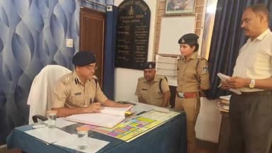 बडोनी: दतिया एसपी वीरेंद्र मिश्रा ने बड़ोनी थाने का किया औचक निरीक्षण, थाना प्रभारी को दिए निर्देश