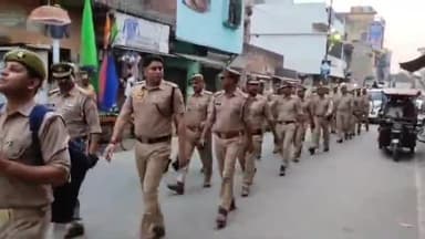 रामपुर: नगर क्षेत्राधिकारी ने कोतवाली गंज क्षेत्र में कोतवाल संग फ्लैग मार्च कर शांति बनाए रखने की अपील की