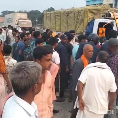 नरपतगंज: नरपतगंज थाना परिसर के समीप एनएच पर पुलिस ने ट्रक पर लोड 1858 लीटर अंग्रेजी शराब के साथ खलासी को किया गिरफ्तार