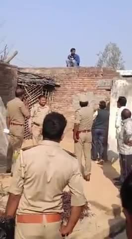 Bareily... 
बरेली में प्रेमिका से धोका खाए प्रेमी तमंचा लेकर छत पर चढ़ा और आत्महत्या की धमकी देने लगा
#uppolice #viral