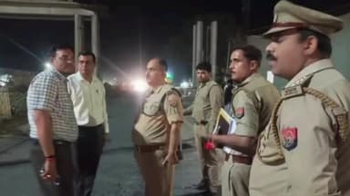 कालपी: जोल्हूपुर मोड़ हाइवे पर प्रशासन की संयुक्त टीम ने बिना प्रपत्रों के ओवरलोड बालू लदे 8 ट्रकों को पकड़ा, किए गए सीज