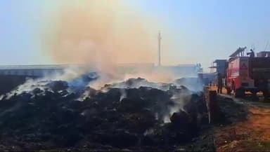 लखीमपुर: मरखापुर के पास विष्णु प्लाईवुड फैक्ट्री के पास गन्ने की पत्तियों की बंधी पराली के बंडलों में लगी आग, अज्ञात कारण