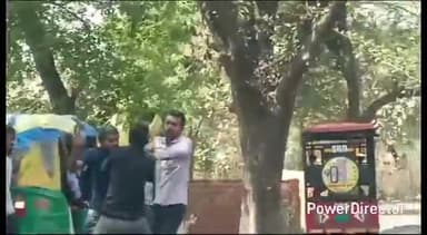 कर्वी: कर्वी के बेड़ी पुलिया चौराहा के पास सवारी बैठाने को लेकर ऑटो चालकों के बीच हुई मारपीट का वीडियो सोशल मीडिया पर वायरल