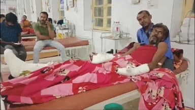 खोडरी गांव में दबंग चाचा-भतीजे ने आदिवासी को लाठी से पीटा, दोनों हाथ और एक पैर हुए फ्रैक्चर; जिला अस्पताल में भर्ती