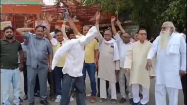 धनौरा: गजरौला के इंदिरा चौक पर आगरा के सांसद का पुतला फूंका गया, विरोध प्रदर्शन किया गया