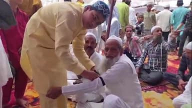 अमरोहा: अमरोहा की जामा मस्जिद में काली पट्टी बांधकर पढ़ी गई अलविदा जुमे की नमाज, जताया गया विरोध