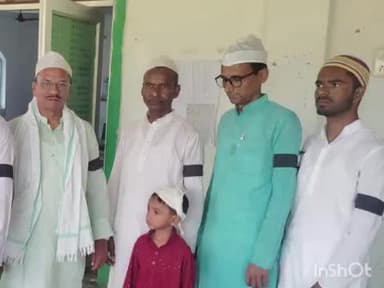 अरवल: वक्फ बिल के विरोध में काला बिल्ला लगा, मोहम्मदिया मस्जिद अरवल में नमाज के लिए पहुंचे लोग