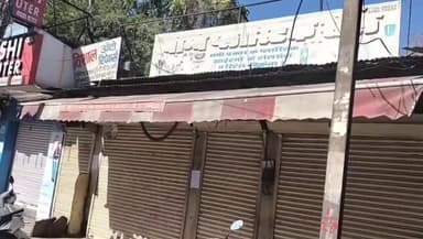 बड़गांव: नगर निगम ने UD टैक्स का भुगतान नहीं करने पर सूरजपोल चौराहे पर 26 दुकानों व देहली गेट टाउन हॉल रोड पर 1 होटल को किया सीज