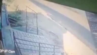 सिराथू: कोखराज इलाके में कंस्ट्रक्शन कंपनी पीएनसी के डंपर ने दो कारों को टक्कर मारी, सीसीटीवी फुटेज आई सामने