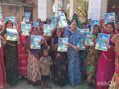 अरवल: राजद महिला प्रकोष्ठ की जिलाध्यक्ष किरण देवी ने ग्रामीणों को तेजस्वी प्रसाद के वादों की प्रतियाँ बांटी