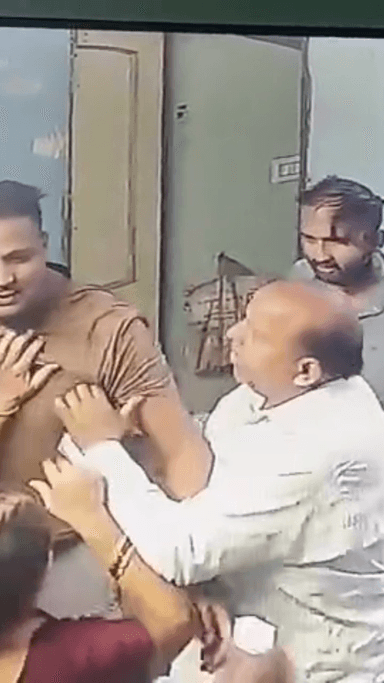 मेरठ: ब्रह्मपुरी थाना क्षेत्र में पुराने रंजिश के चलते घर में घुसकर जमकर चले लाठी-डंडे, वीडियो हुआ वायरल, पुलिस जांच में जुटी