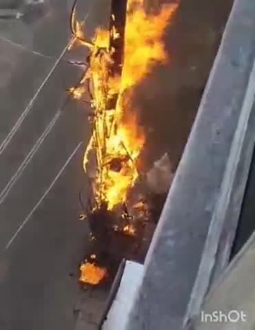 आगरा: फुलट्टी चौराहे पर टोरेंट पावर के विद्युत पोल में लगी भीषण आग, मची अफरा-तफरी, वीडियो आया सामने