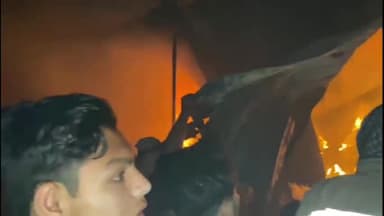 अमरोहा: अमरोहा के मोहल्ला तकिया मोती शाह में कॉटन फैक्ट्री में शॉर्ट सर्किट से लगी भयंकर आग, लाखों रुपए का हुआ नुकसान