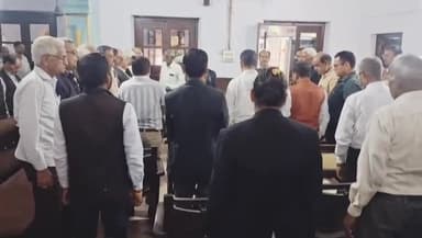 बहराइच: जिला बार एसोसिएशन सभागार में अधिवक्ता के निधन पर आयोजित शोकसभा में अधिवक्ताओं ने अर्पित की भावभीनी श्रद्धांजलि