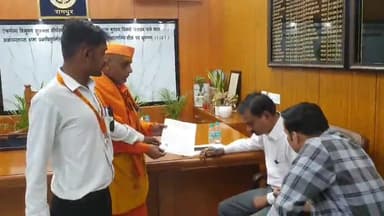 रामपुर: मोहरिया गांव के किसान ने धान खरीद का रुपया पाने के लिए अपने बेटे के साथ जिलाधिकारी के यहां पत्र देकर की मांग