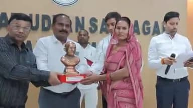 मंझनपुर: मंझनपुर में टीबी मुक्त ग्राम पंचायत कार्यक्रम में कौशाम्बी की 51 ग्राम पंचायतें शामिल, प्रधानों को दी गई गांधी प्रतिमा