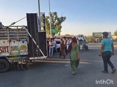 बांसवाड़ा: बांसवाड़ा-उदयपुर मुख्य मार्ग पर लियो सर्कल के पास एक कार अनियंत्रित होकर डिवाइडर से टकराई, बड़ा हादसा टला