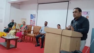 झाबुआ: झाबुआ पुलिस अधीक्षक ने रिटायर उप निरीक्षक को साल श्रीफल भेंट कर बधाई दी